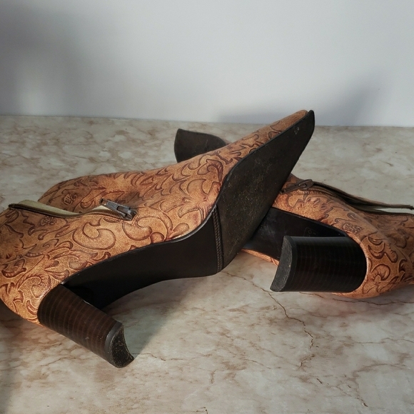 Peter Kiser Stylish Embossed Tan Ankle Booties 9.5 - Picture 7 of 7